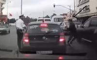شفار يسرق شخصا داخل سيارته أمام أعين شرطي مرور أثناء تحرير مخالفة له