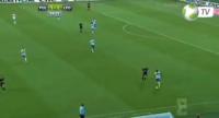 لاعب يخدع الحكم بطريقة فجة