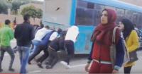 شوهة... فيديو لمواطنين يدفعون حافلة معطلة يشعل الفيسبوك ويكشف واقع النقل بالمغرب
