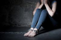 خطير... "بزناس" يختطف سيدة تحت التهديد بالسلاح ويغتصبها بطريقة بشعة ليوم كامل قبل أن تفر منه بأعجوبة