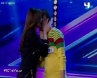 اليسا تقبل و تحضن متسابق طلب الزواج منها