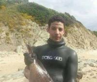 مؤلم...بعدما ابتلعه البحر قبل شهر بشاطئ كابونيغرو، الأمواج تلفظ جثة الغطاس محمد أمين ولكن....بالجزائر