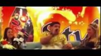 بعد ضربه لها.. مارادونا يغنى لخطيبته فى دبى ويقبلها