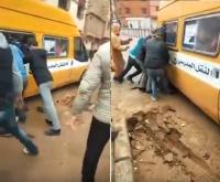 مواطنون ينقذون سيارة نقل مدرسي علقت في الأوحال بسبب رداءة البنية التحتية بالرحامنة