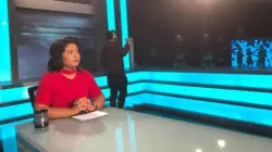 صعب تصديقها لكنها حقيقية.. قصة صحفية وجدت عائلتها الحقيقية في بث مباشر لبرنامجها (فيديو)