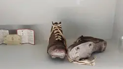 شاهد أقدم الأحذية التي لعبت بها مباريات كرة القدم من داخل متحف فريق هويلفا الإسباني