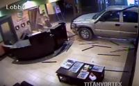 رجل يدخل إلى بهو أحد الفنادق في المدينة بشاحنته محطما المدخل بعد خلاف حول الفاتورة