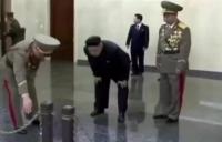 غضب زعيم كوريا الشمالية عند ملاحظته اختلاف لون سلسلتين بحفل رسمي(فيديو)
