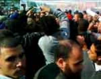 طرد عمرو اديب من ميدان التحرير و فنانون يهتفون : 'عاش مبارك'