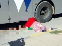 صـادم بالصورة .. حافلة لنقل المسافرين تمر على رأس زبونة وتفجره وتقتلها وهذا ما وقع