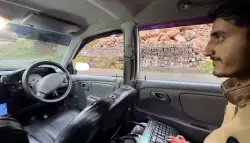 شاب باكستاني يقود سيارته بلوحة مفاتيح بدلاً من عجلة القيادة
