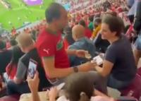 أجمل ما وثقته الكاميرا خلال مباراة المغرب وكرواتيا.. شاب يرتدي قميص "الأسود" يفاجئ حبيبته بخاتم الخطوبة وهذه جنسيتهما
