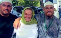 بعد مجزرة المسجدين..والدة نجم الركبي العالمي "سوني ويليامز" وزميل له يعتنقان الإسلام
