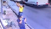 بالفيديو...نجاة رضيعة من موت محقق بعد تدخل بطولي لشاب جزائري وعائلتها تكافئه