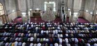الحماق هذا...متهورون يحاولون دخول مسجد بالقوة لأداء الصلاة جماعة