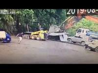 موظف ينتقم من مديره بطريقة قاسية (فيديو)