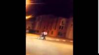 بوليسي يساعد رجل معاق على قطع الطريق في مشهد مؤثر