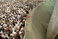 حجاج بيت الله الحرام يرمون جمرة العقبة يوم النحر