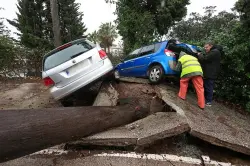 العاصفة "ليوناردو" تضرب إسبانيا والبرتغال: إجلاء الآلاف وتدمير واسع بسبب الأمطار الغزيرة