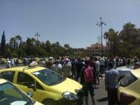 وقفة احتجاجية لسائقي الطاكسيات تتحول إلى قطع للطريق ومشادة مع رجال السلطة بسطات (صور+فيديو)