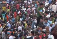 بالفيديو ...ازدحام خانق بمحطات القطارات ببنغلاديش