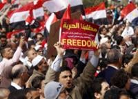 المتظاهرون المصريون يطالبون بمحاكمة مبارك ومصادرة أمواله وأموال أسرته 