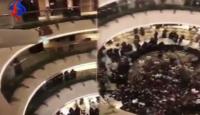 السعوديون ساخطون من تصرف لأحد المشاهير يرمي أموالا للناس في مول تجاري!!