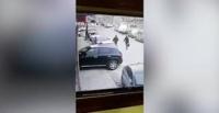 لحظة سرقة حقيبة مجوهرات من موظف بالشارع (فيديو)