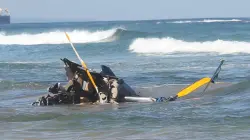 لحظة نجاة ركاب طائرة مروحية بعد سقوطها في البحر... فيديو