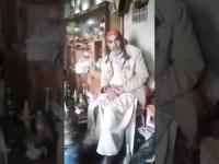 فيديو صادم... شيخ وزوجته يعيشان حياة "العصر الحجري" وهذه رسالتهم للسلطات وفيسبوكيين:"واشوفي يا مولات لفقر مكاينش"