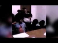بالفيديو: محققون يخنقون متهماً بكيس من البلاستيك