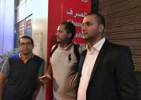 40 سائق طاكسي "أحمر" يحتجزون صحفيين بعد تصويرهما مطاردة هوليودية استهدفت سائق شركة "UBER"
