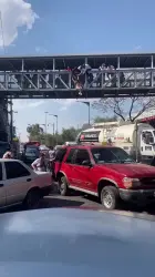 بالفيديو..لحظة انقاذ فتاة حاولت رمي نفسها من جسر مرتفع