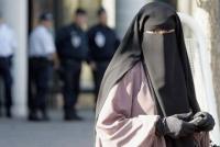 تطورات جديدة في قضية اختطاف "خديجة"...الجيران يحاصرون سيدة منقبة ويسلمونها للشرطة