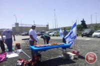 بالفيديو: إسرائيليون يشوون اللحوم قرب السجون لاستفزاز الأسرى الفلسطينيين المضربين عن الطعام