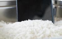 لهذه الأسباب.. لا تضع الهاتف المبلل في الأرز الجاف!