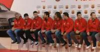 لاعبو برشلونة يتسلمون سيارات جديدة