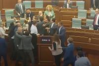 نائب معارض يسكب الماء في وجه رئيس الوزراء(فيديو)