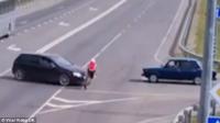 بالفيديو والصور.. راكب دراجة ينجو من موت محقق عقب حادث مروع