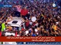 لحظة ادخال ضابط الشرطة المختطف الي منصة رابعة