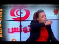 موقف محرج لمذيعة عربية على الهواء بسبب قلم