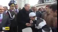 شاهد رد فعل الرئيس التركي أردوغان عندما أراد مواطن أن يقبل يده