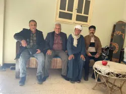طلاب يمنيون يفاجئون معلمهم بزيارة في منزله بعد 40 عاماً من الفراق