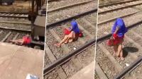 نجت من الموت بأعجوبة: هندية تكمل مكالمتها تحت القطار(فيديو)