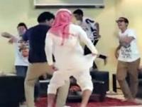 توقيف 4 مصريين رقصوا "هارلم شيك" بالملابس الداخلية