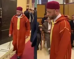 وزير الأوقاف المصري يثير الجدل بعد ظهوره بزي مغربي في عزاء رسمي!