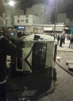 طنجة : الأمن يستخدم الرصاص الحي لتفريق محتجين تسببوا في إنقلاب سيارة أمن بأرض الدولة