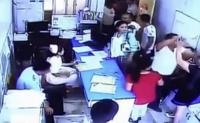 بالفيديو: عائلة مفجوعة بوفاة طفلها تهين طاقماً طبياً على الملأ