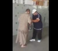 شاب لأول مرة يتحرك على قدميه