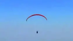 طالب هندي يستخدم الطيران الشراعي للوصول إلى الامتحان